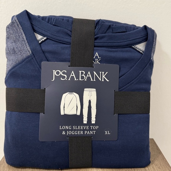 Jos.A.Bank long sleeve and jogger bottom pajama set - Picture 2 of 4